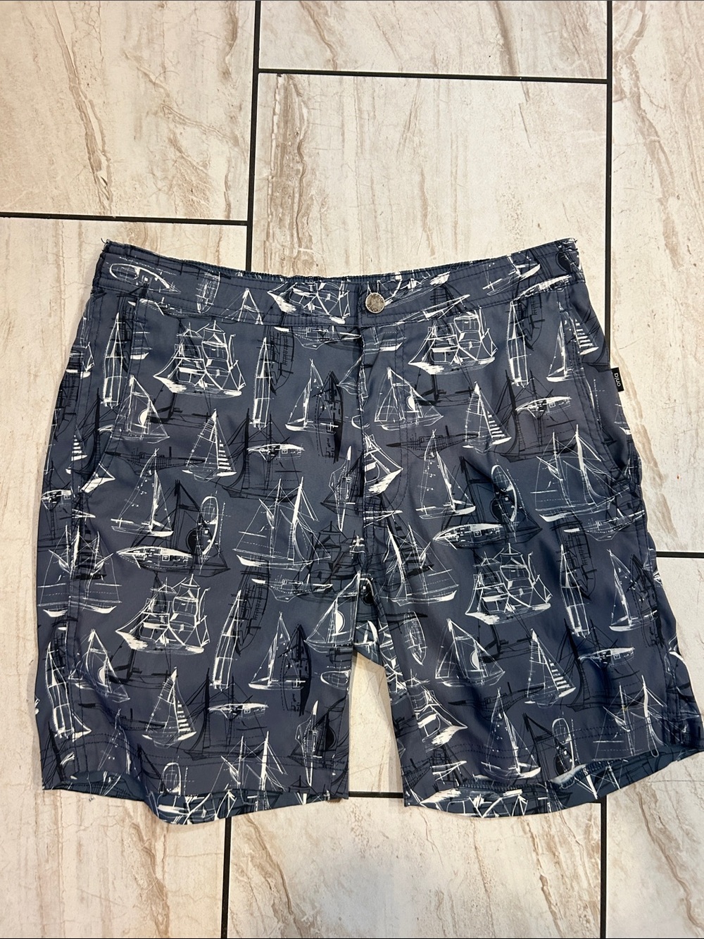 Onia Men’s size S Navy and White Sailboat-Print Hybrid Shorts
